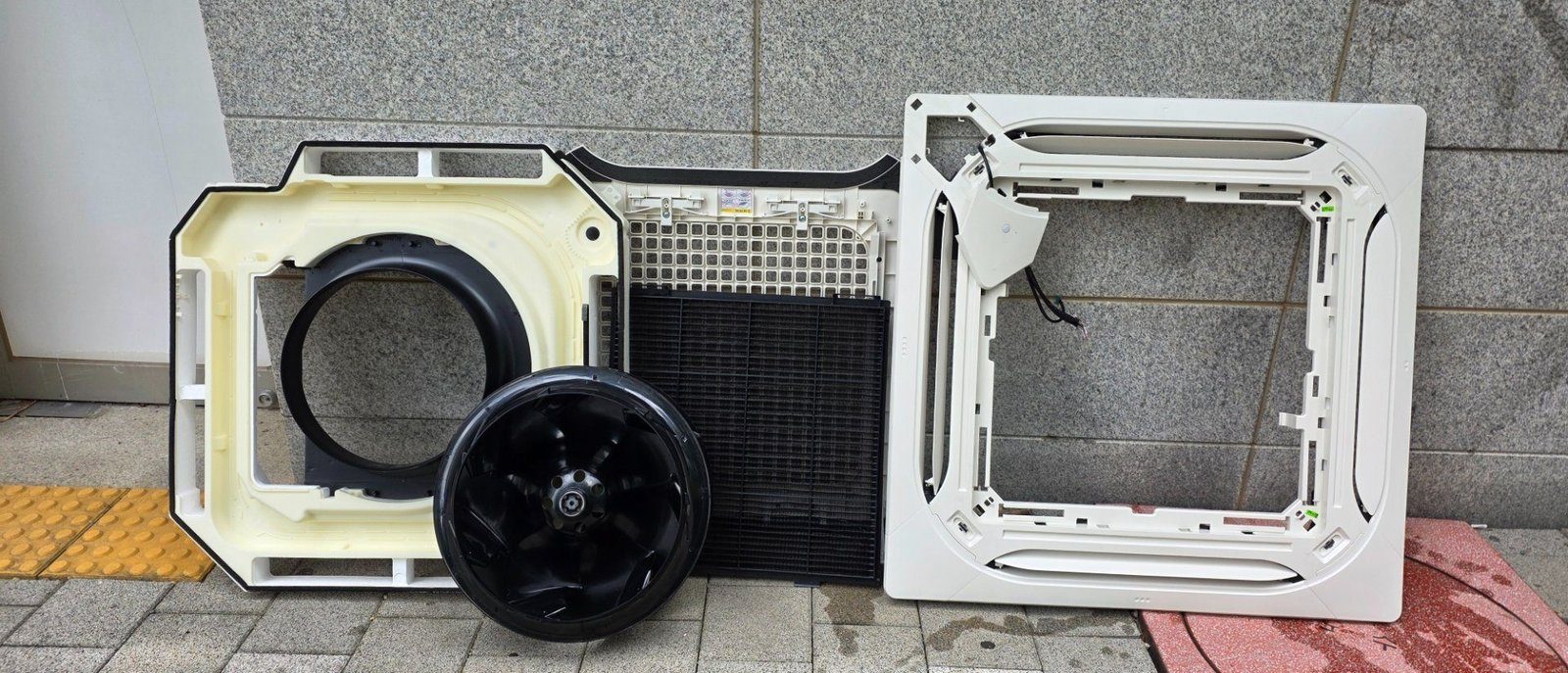 세척을 마친 분리 부품