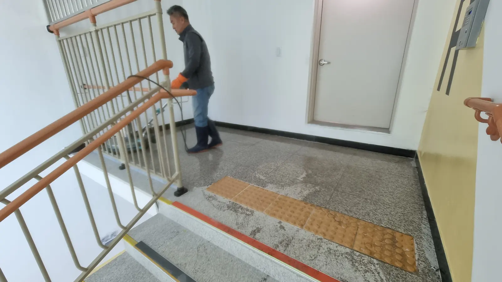 학교 시설 청소 작업 현장