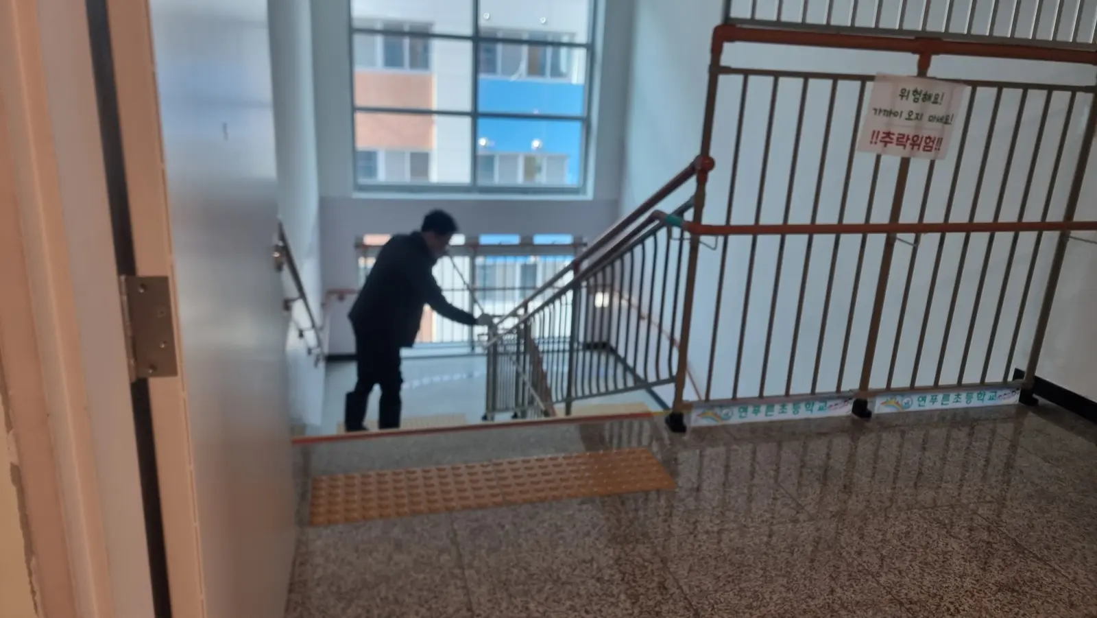 학교 시설 청소 작업 현장