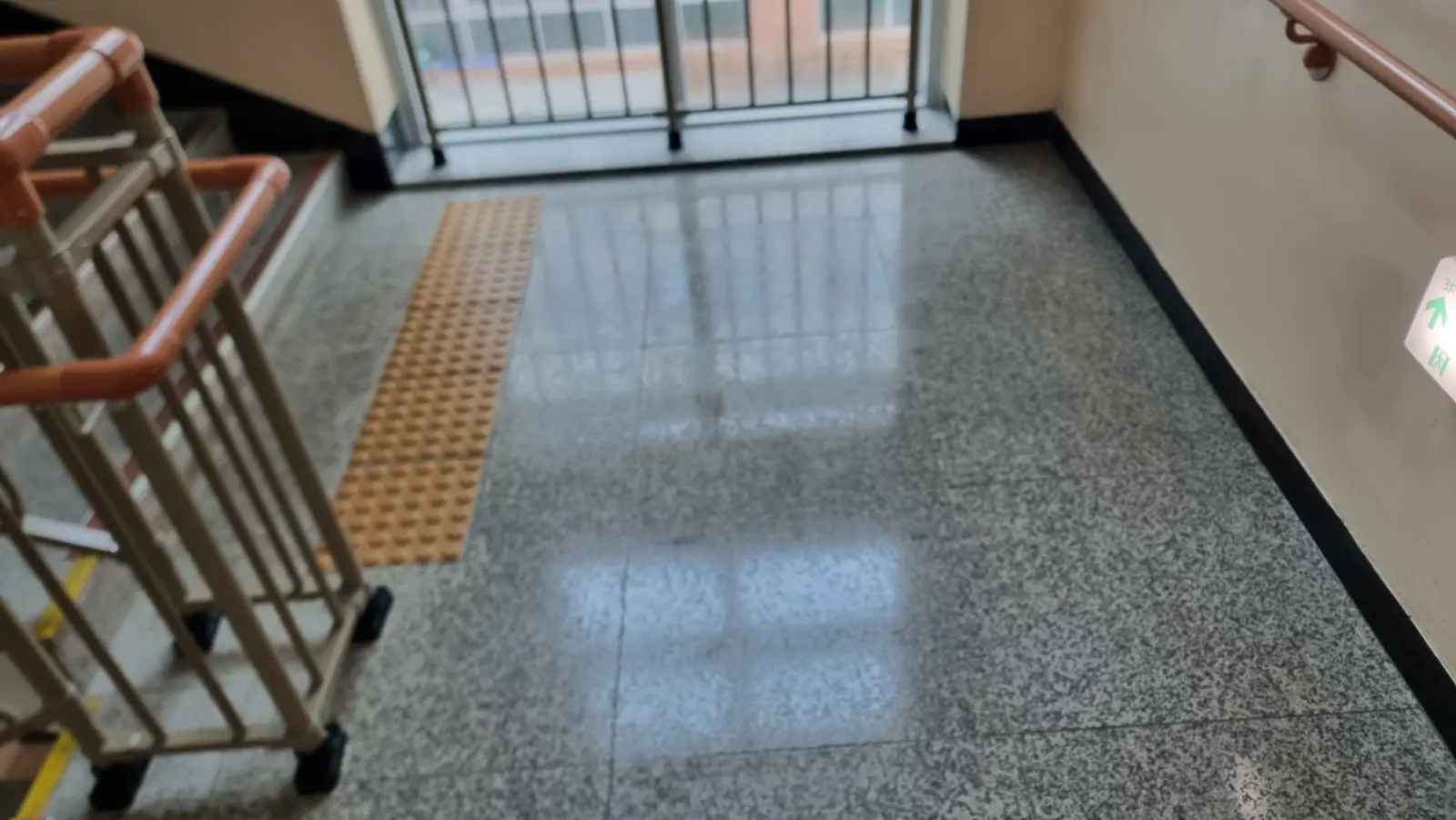 학교 시설 청소 작업 현장