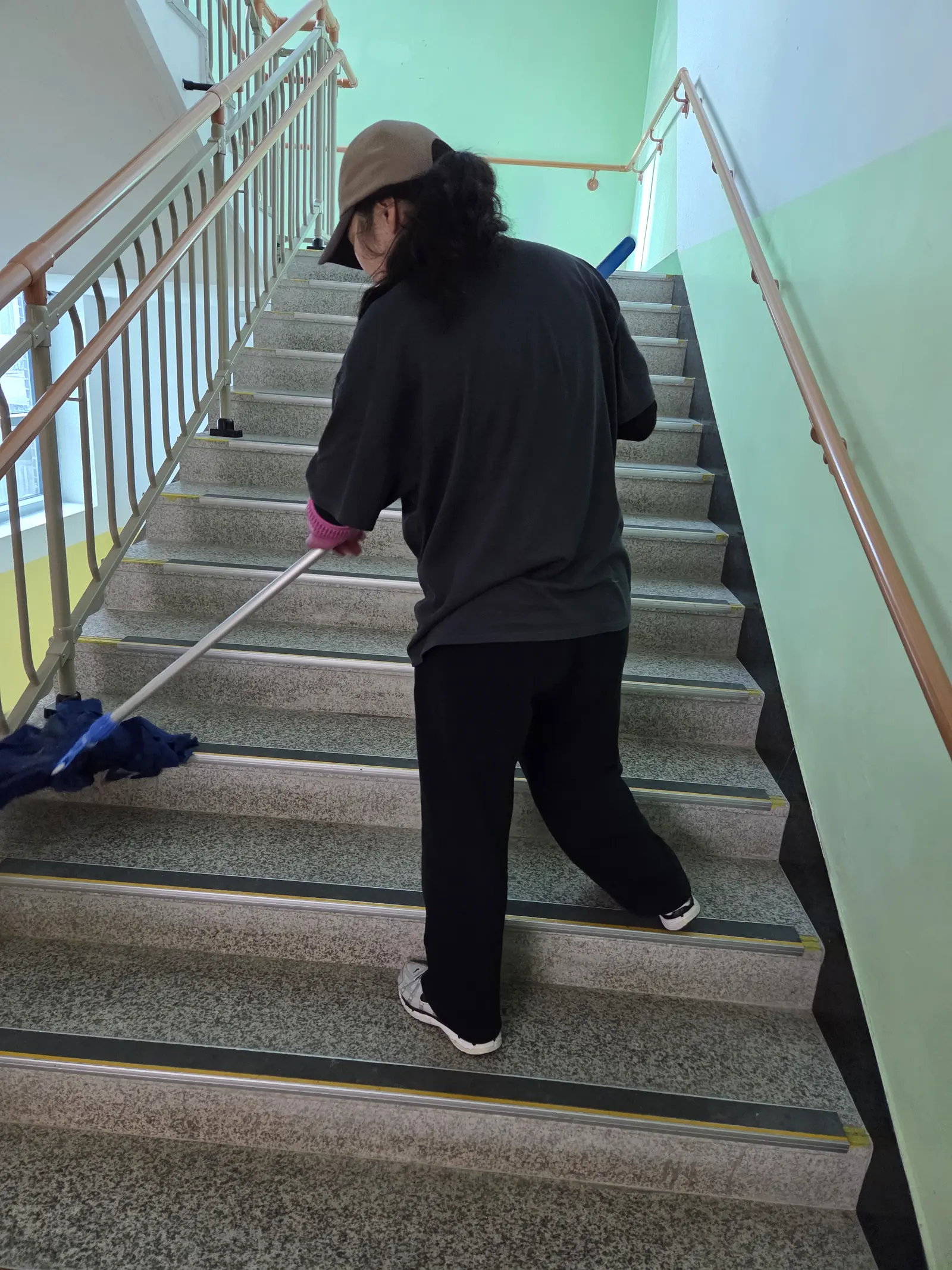 학교 시설 청소 작업 현장