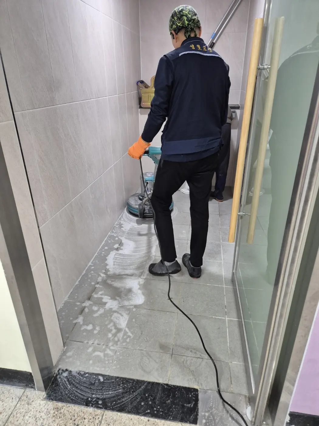 학교 시설 청소 작업 현장
