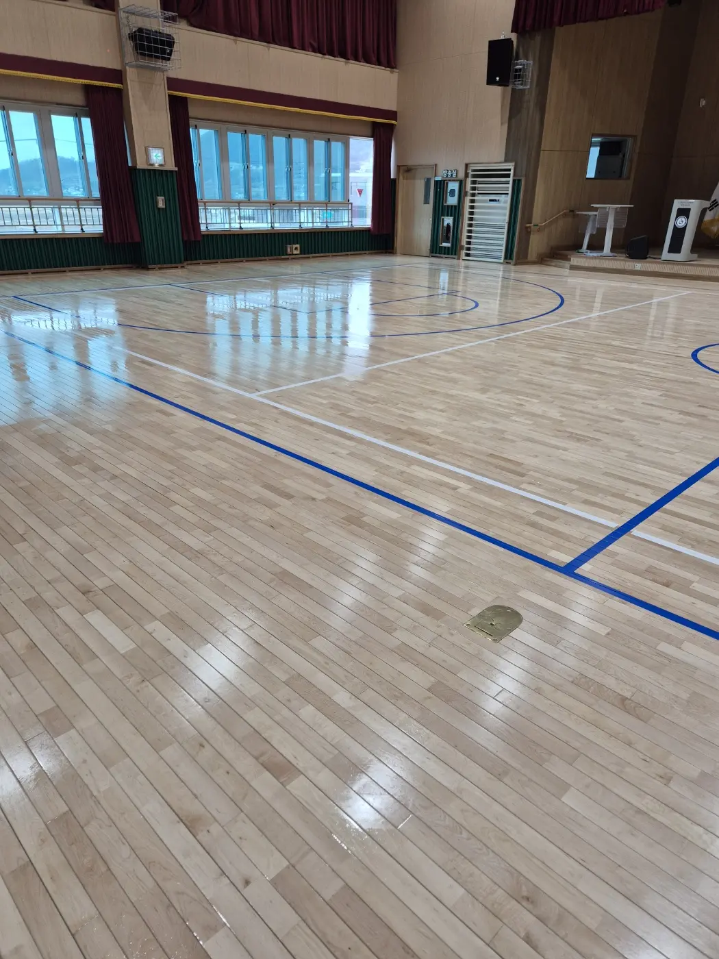 학교 시설 청소 작업 현장