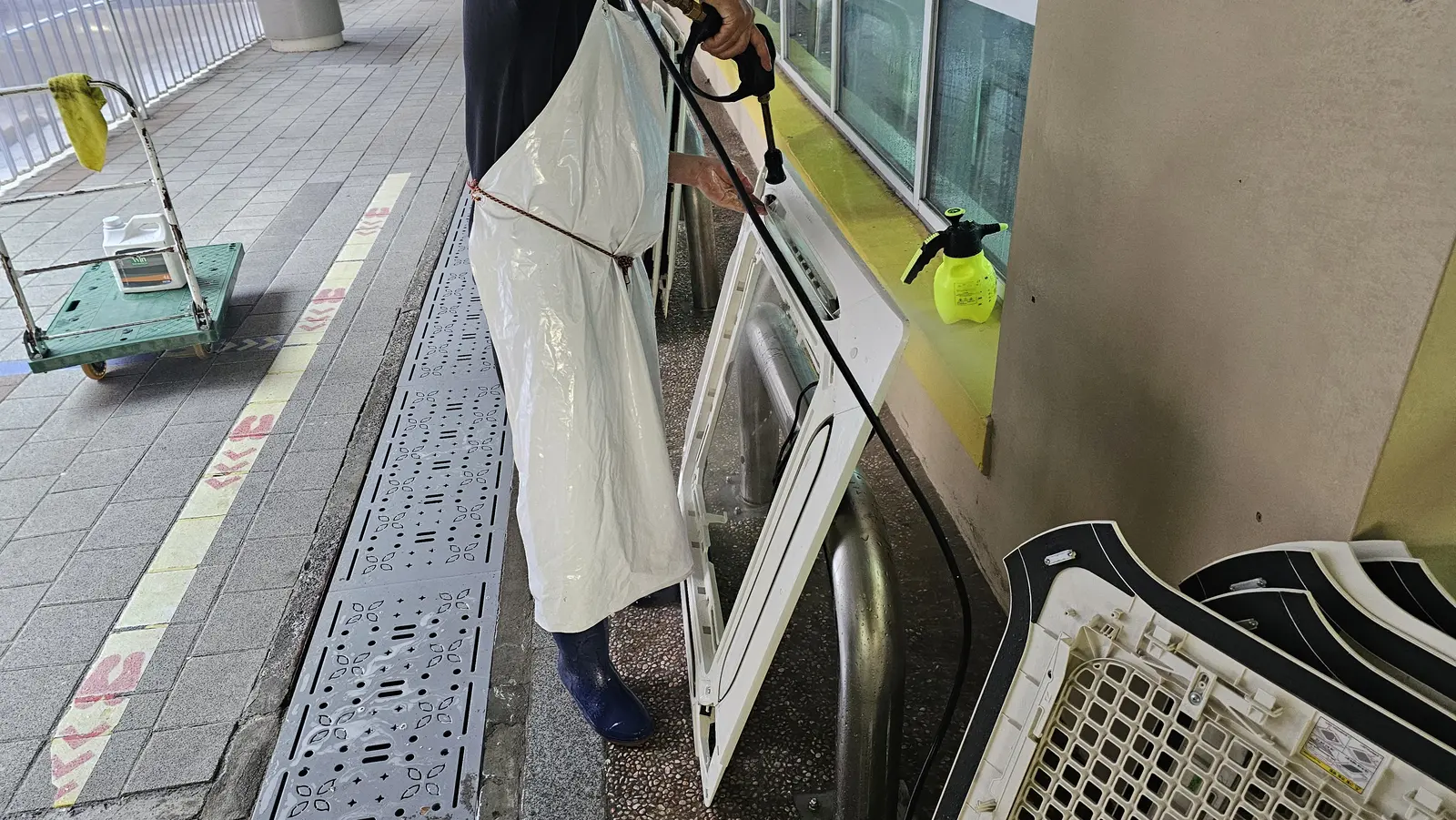 고압세척 작업 — 내부 잔여물과 곰팡이 제거